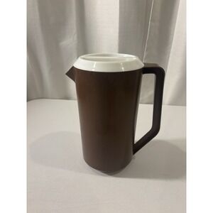Vintage Rubbermaid 2 1/4 Qt. Brown J2445 Pitcher With White Slotted Lid 1970's